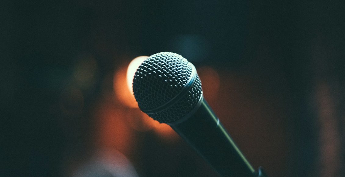a microphone that is sitting on a stand